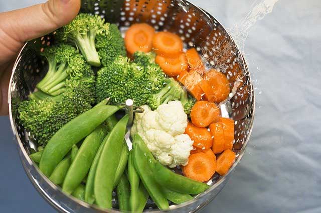 How long should I cook the broccoli and vegetables in the rice cooker