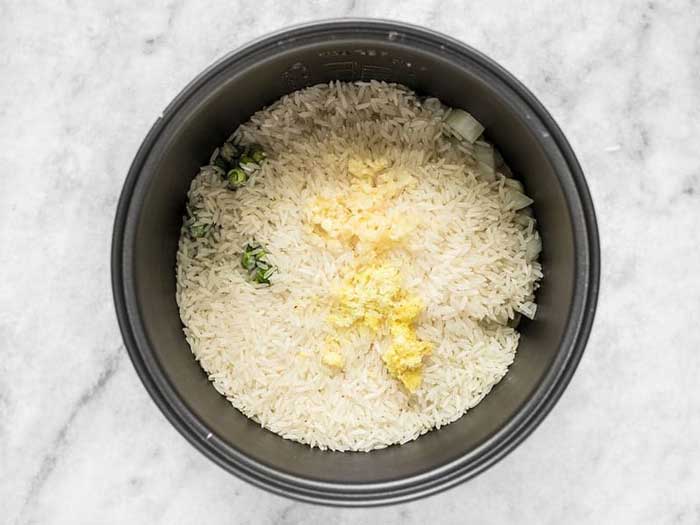 How to make garlic rice in a rice cooker